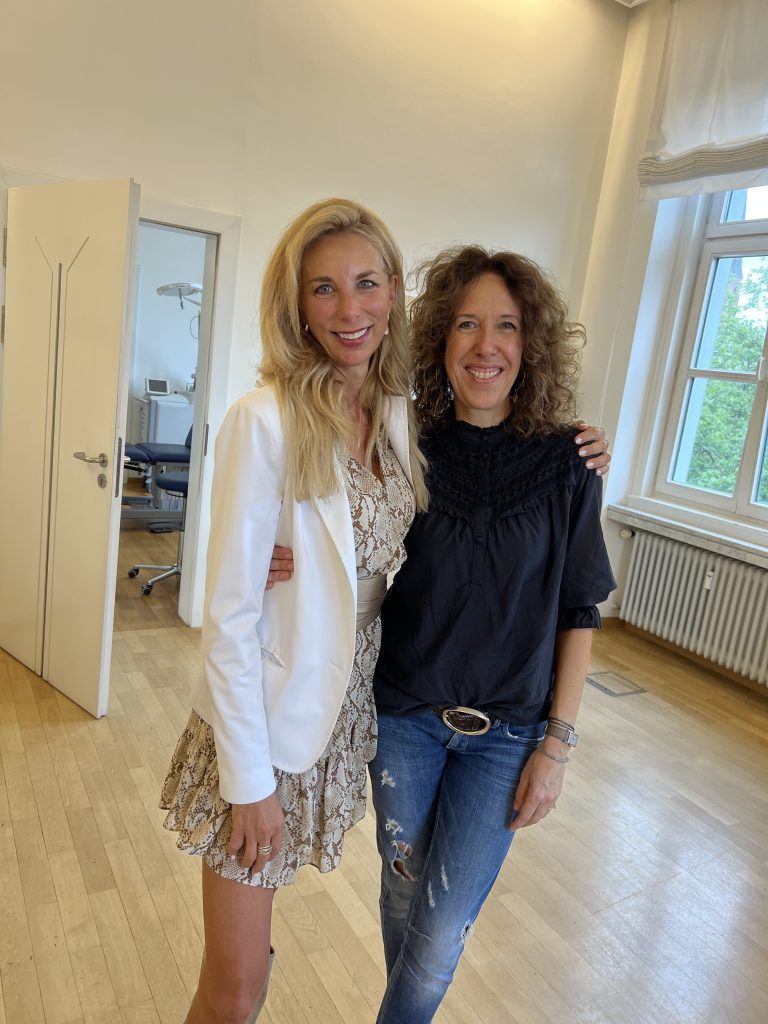 Susanne Graue in der Villa Bella zur Behandlung mit Teoxane Filler, hier mit Praxismanagerin Iris Meyer-Dobbelstein