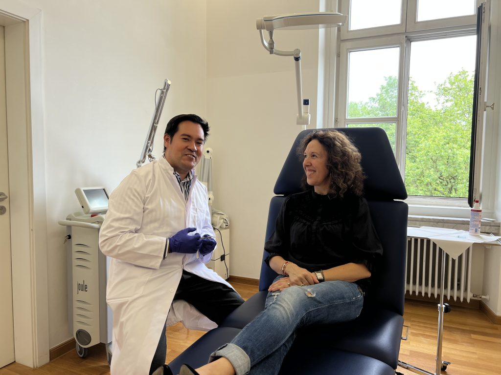 Susanne Graue in der Villa Bella zur Behandlung mit Teoxane Filler, Dr. Alejandro Avila assissiert bei der Behandlung