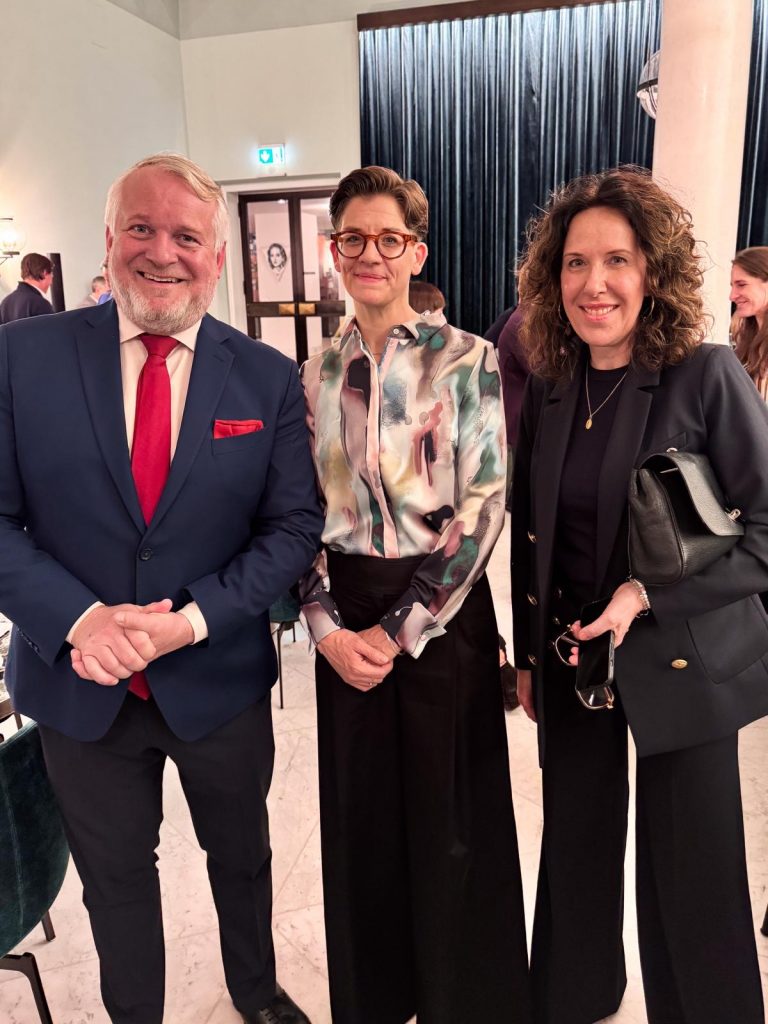 Mercedes Benz Art Collection BMW kulturelles Engagement Bayrische Staatsoper Stadtlocke Heider-Sawall