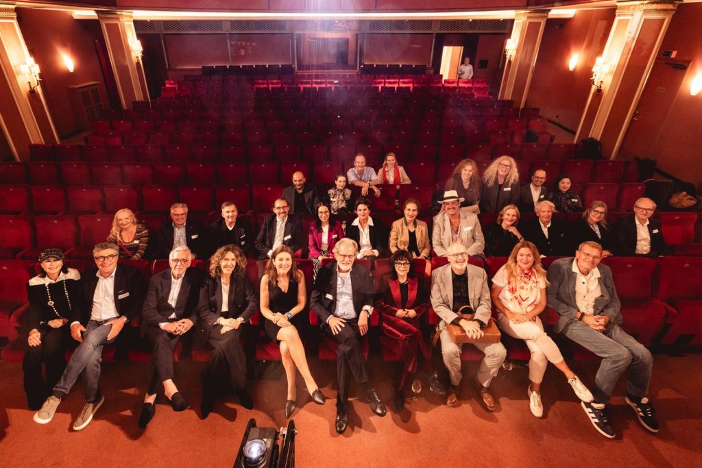 Gruppenfoto mit diversen Teilnehmenden des MPE-Media 2026 von Monika von Pölnitz-Egloffstein, u.a. Petra Schlosser, Matthias Schlick, Götz Otto, Susanne Graue und Wolf Heider-Sawall von STADTLOCKE, Susanne Hermanski von der SZ, Gaby Hauptmann, Peter Grandl, Susanne Schulze-Bahr / Foto: Thorsten Jochim