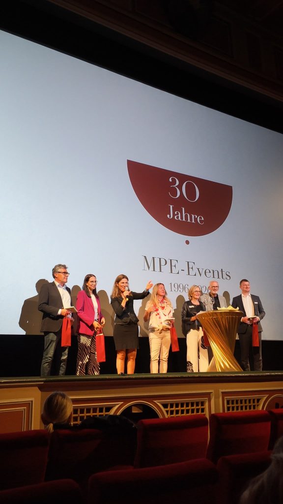 Matthias Schlick, Valeria Torchiaro-Steinmeier (Leitung Bavaria Filmstadt), Monika von Pölnitz-Egloffstein, Victoria Cornelia Harms, Gaby Hauptmann, Peter Grandl im Bericht von STADTLOCKE über den MPE-Media 2026