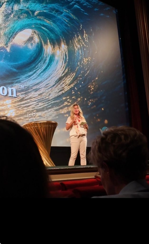 Cornelia Victoria Harms (Leitung Colibri Media Publishing) während ihres Impulsvortrages über den Weg zum eigenen Mut und wie man Zweifel über Bord wirft auf dem MPE-Media 2026 im Bericht von STADTLOCKE