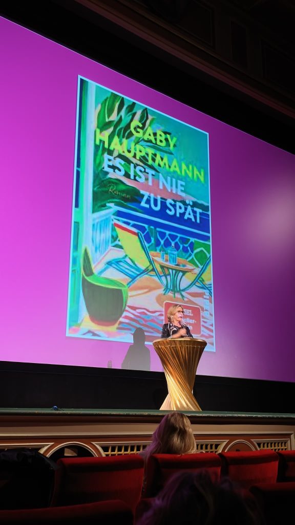 Gaby Hauptmann Bestsellerautorin von Büchern wie "Suche impotenten Mann fürs Leben" auf dem MPE-Media 2026 von Monika von Pölnitz-Egloffstein im Bericht von STADTLOCKE
