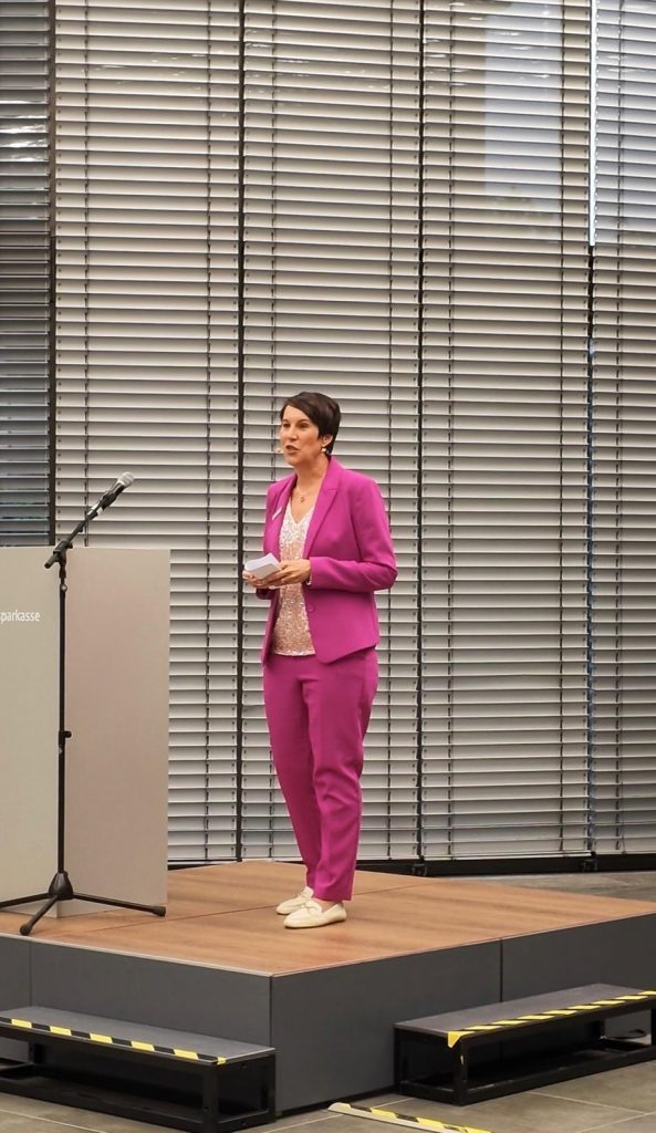 Andrea Felsner-Peifer, Vorstandsmitglied der Kreissparkasse München Starnberg Ebersberg, während ihrer Rede beim MPE-Media 2026 im Bericht von STADTLOCKE