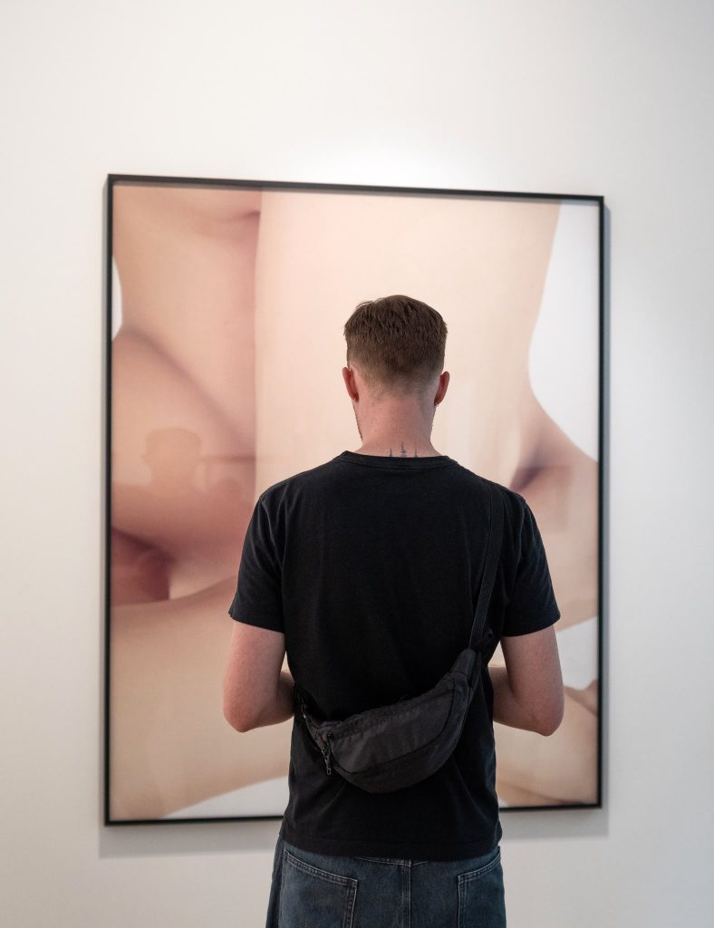 SUMMER SURREAL REAL Vernissage in der Galerie Lohaus München. Gast vor großformatigem Bild