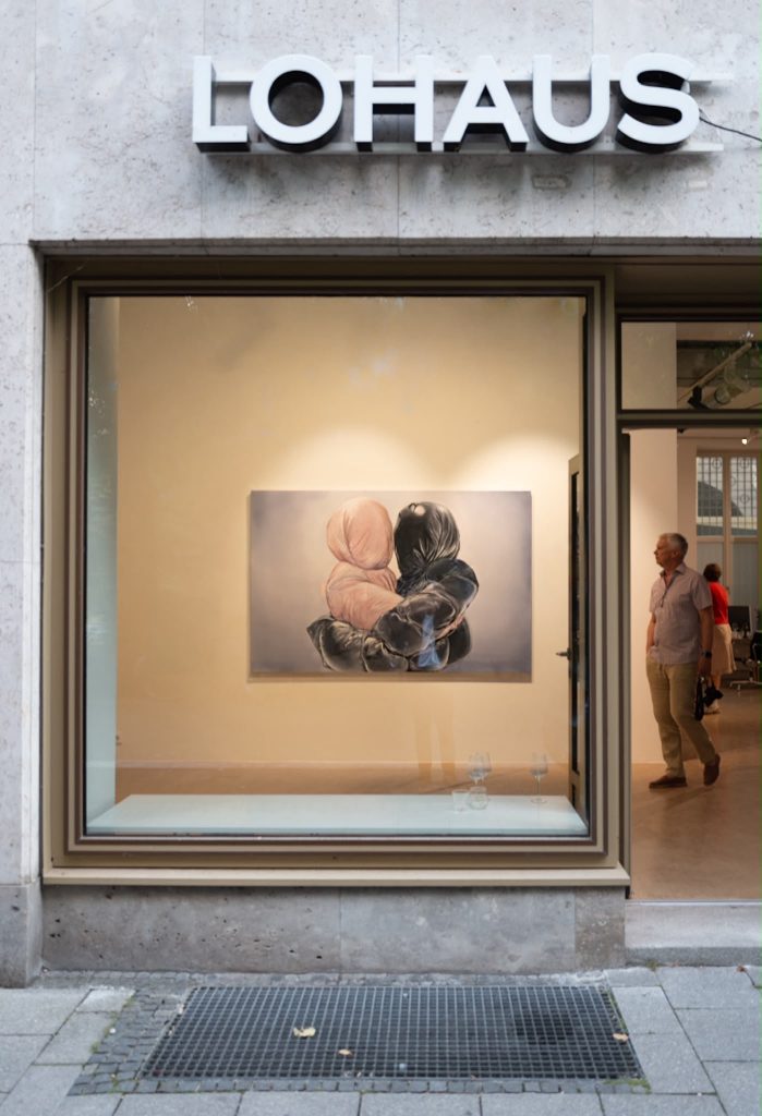 SUMMER SURREAL REAL Vernissage in der Galerie Lohaus München. Zu sehen ist ein Kunstwerk von Charlie Stein.
