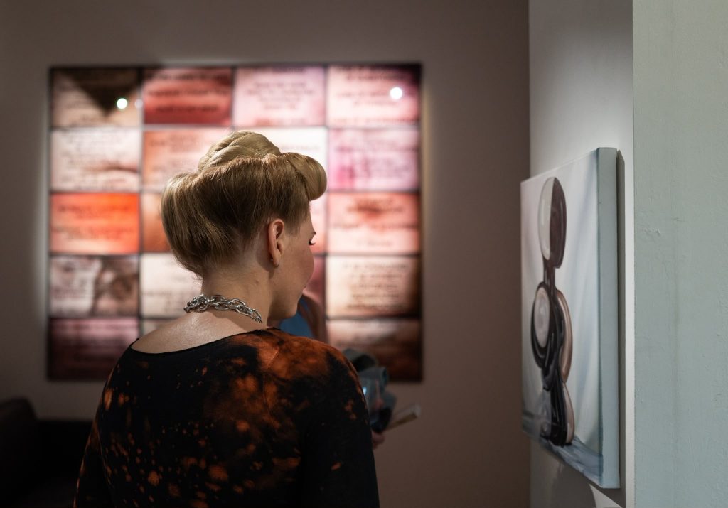 SUMMER SURREAL REAL Vernissage in der Galerie Lohaus München. Die Künstlerin Charlie Stein mit kunstvoller Frisur.