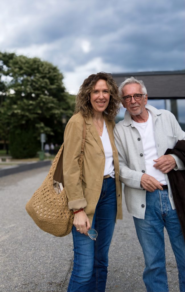 Das Tegernseer Olaf Gulbransson Museum. Davor stehen Susanne Graue und Wolf Heider-Sawall