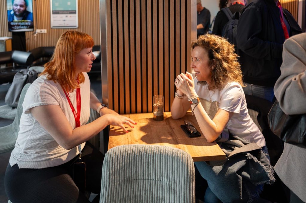 Heike Dzaack-Crostewitz im Gespräch mit Susanne Graue aka Stadtlocke auf dem Talent Summit in der Ensider Base auf dem Filmfest München