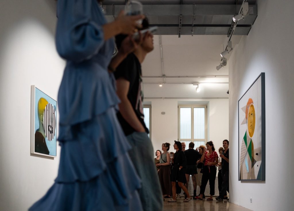 SUMMER SURREAL REAL Vernissage in der Galerie Lohaus München. Zahlreiche Besucher waren erschienen.