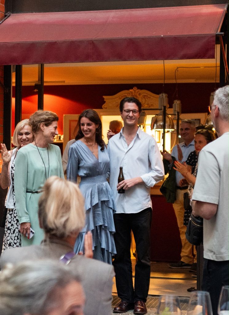 SUMMER SURREAL REAL Vernissage in der Galerie Lohaus München beim abschließenden Sommerfest in der Goldschmiede des Juwelier Leinfelder mit Dr. Ingrid Lohaus und ihren MitarbeiterInnen