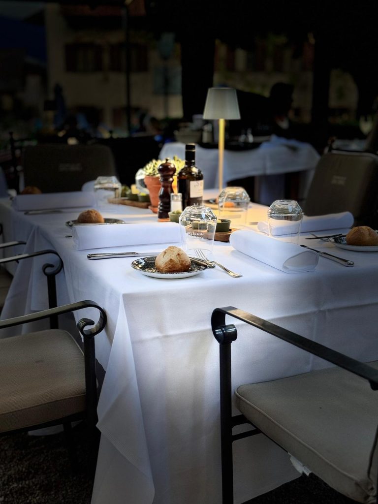 Schön eingedeckter Esstisch im Hotel Aichinger in Nußsdorf am Attersee.