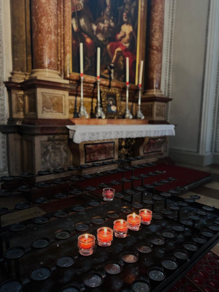 Kerzen im Gedenken an Verstorbene im Salzburger Dom