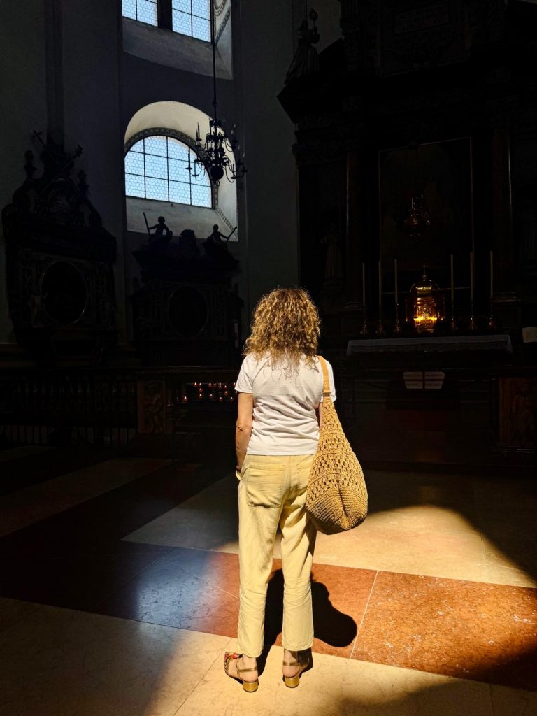 Lichteinfall auf Susanne Graue aka Stadtlocke im Dom zu Salzburg mit Lichtreflexe in den Haaren