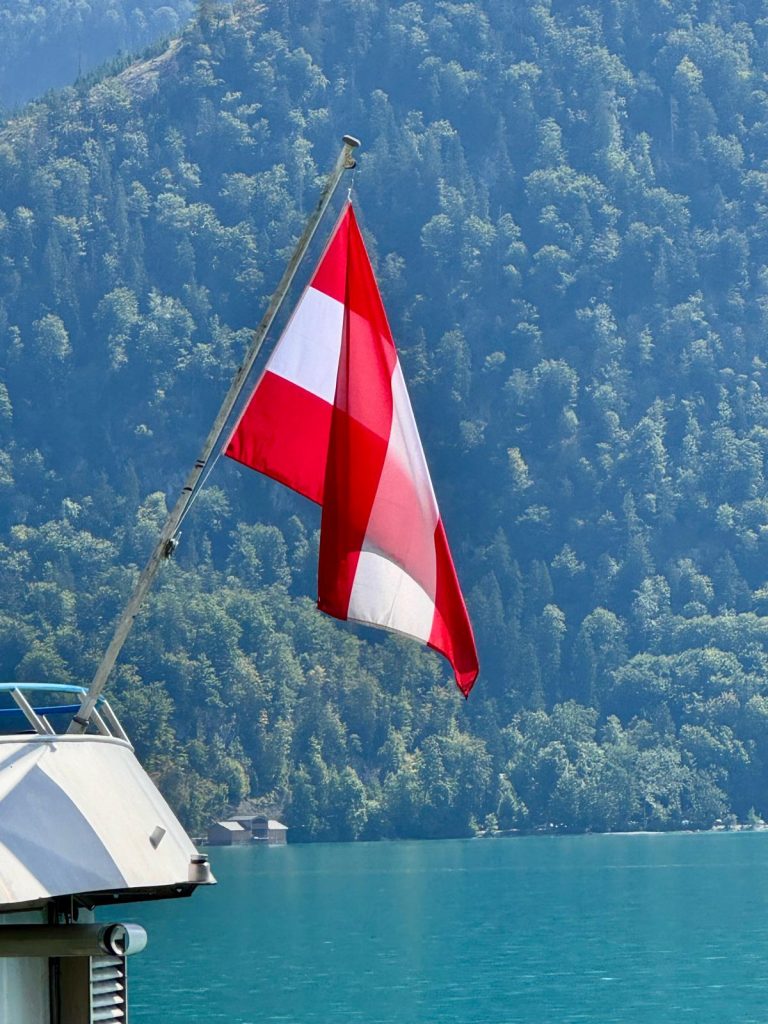Flagge auf Schiff am Wolfgangsee