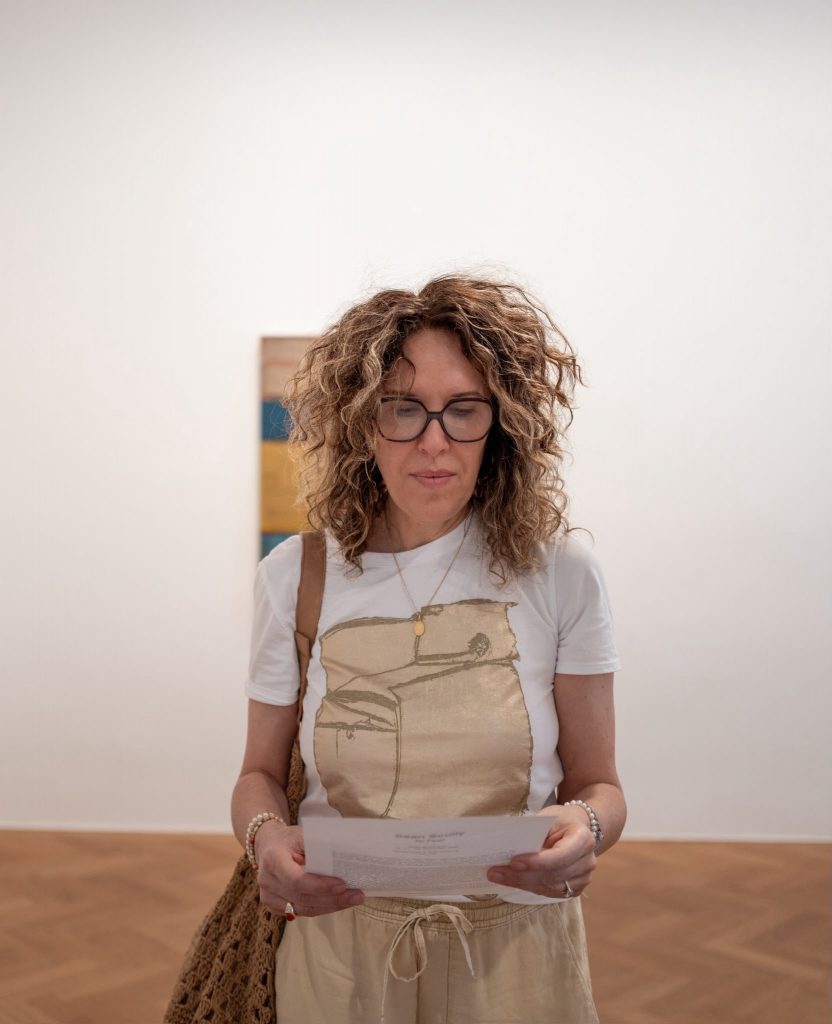 Susanne Graue aka Stadtlocke in der Galerie Ropac in Salzburg vor einem Bild von Sean Scully