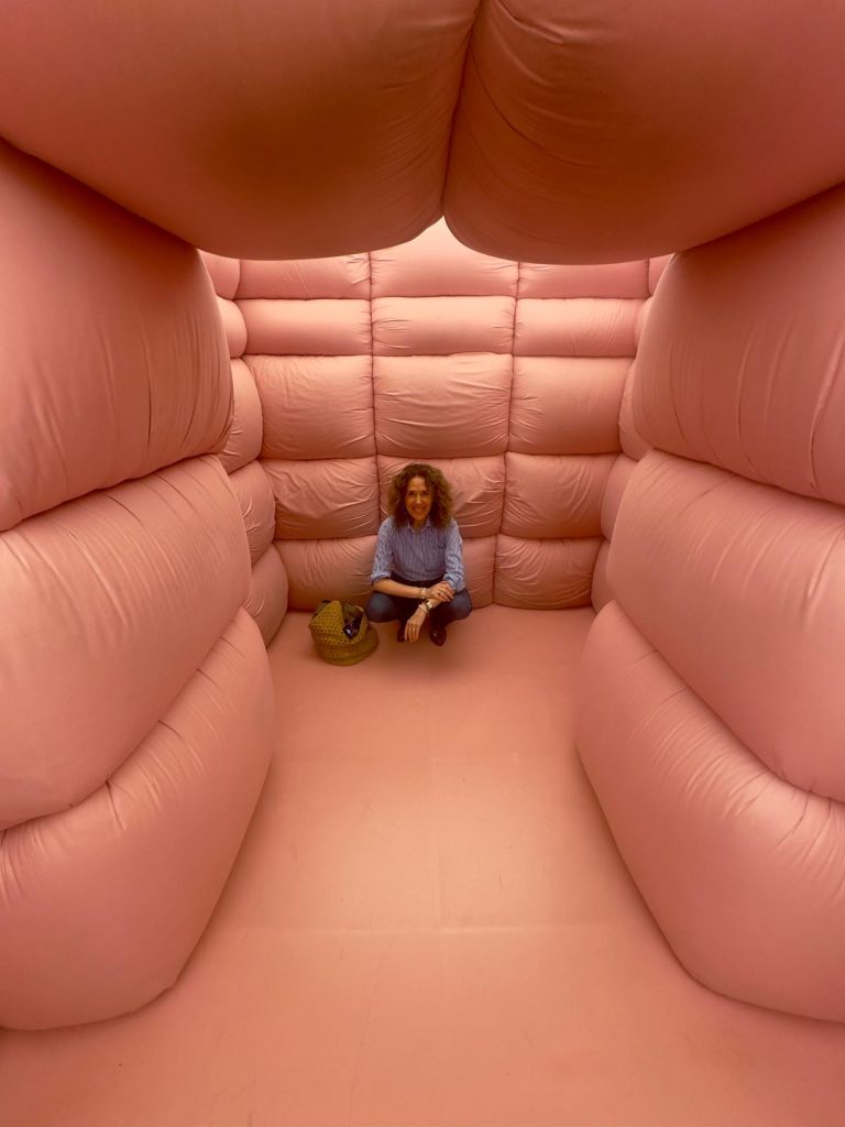 Susanne Graue im Moco Museum Andrés Reisinger "Take over Elastic"