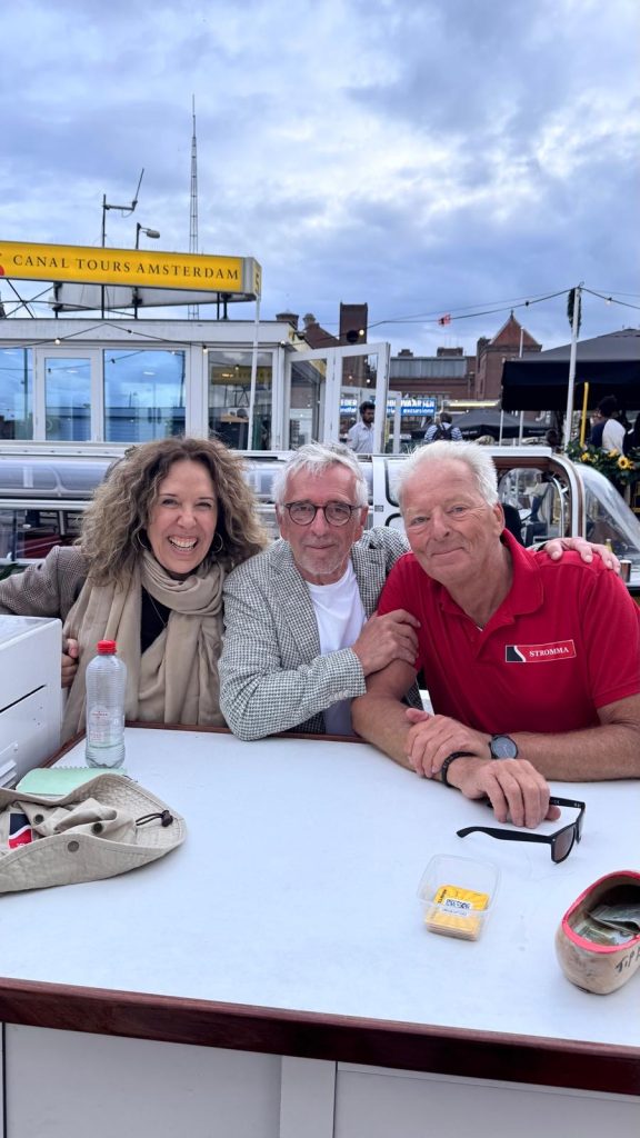 Susanne Graue, Wolf Heider-Sawall und ihr Bootsführer Jaap in Amsterdam