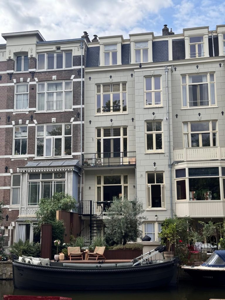 Rückseiten der wunderschönen Häuser an Amsterdamer Grachten