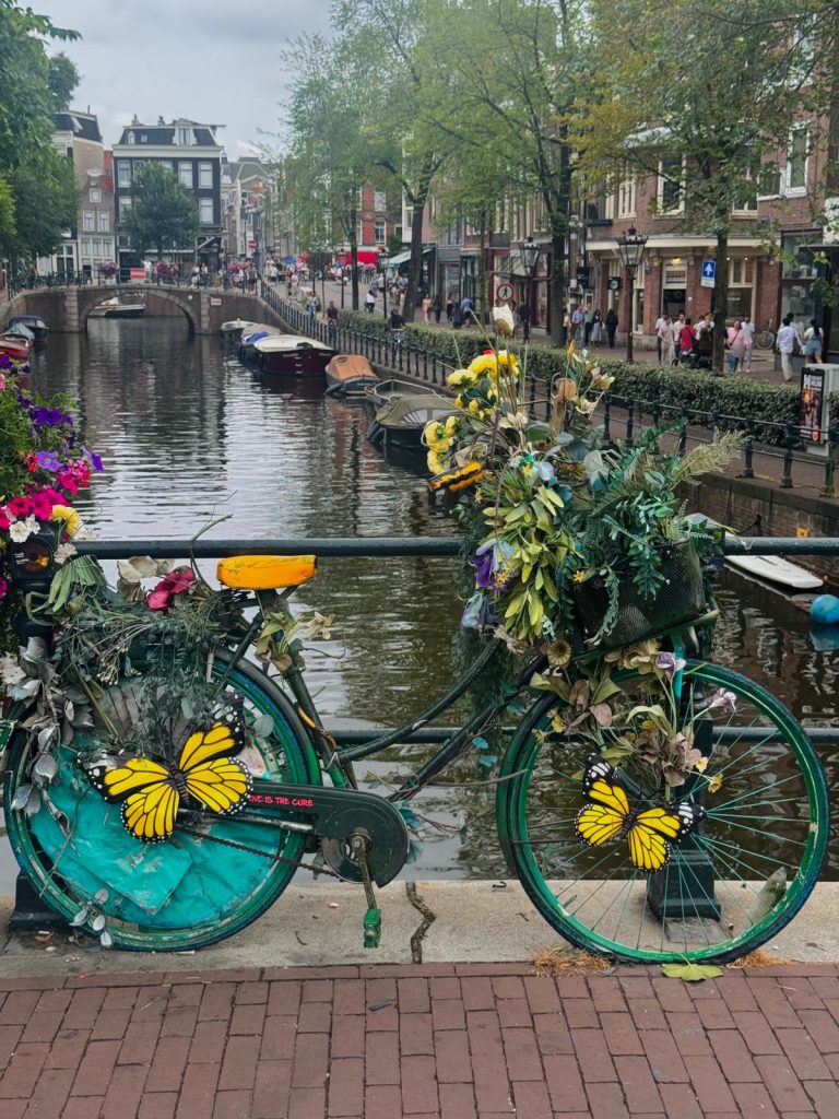 Buntes Fahrrad in Amsterdam